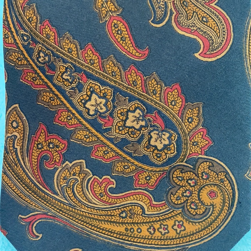 Classic Tommy Hilfiger silk paisley print tie
